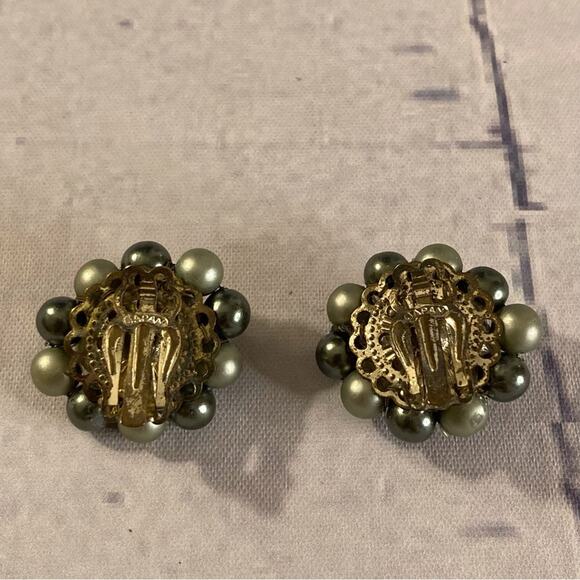 0049 Vintage 50s Japan Cluster Style Green and Gray Bead Clip-on Earrings - Picture 2 of 3